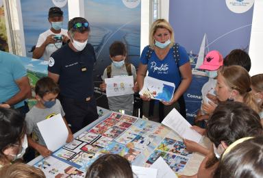 Les élèves de l’AME de l’école Sainte Catherine de La Flotte en Ré présentent leur manga et leurs fables sur le stand du Parc à la Semaine du Nautisme de La Rochelle